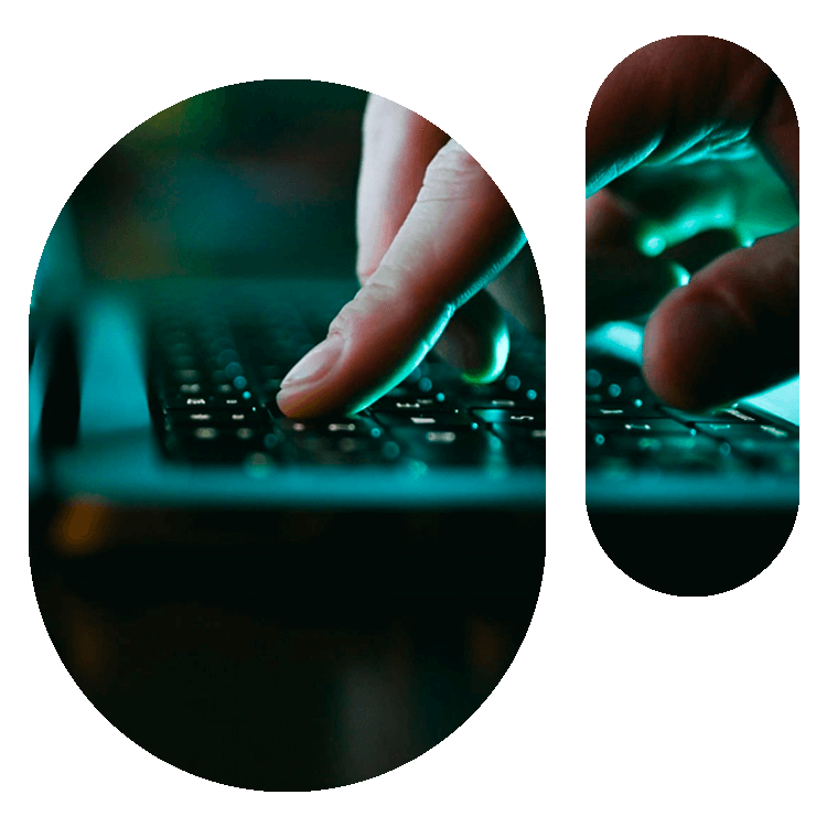 Equipo trabajando con laptops y pizarras (estilo ágil)